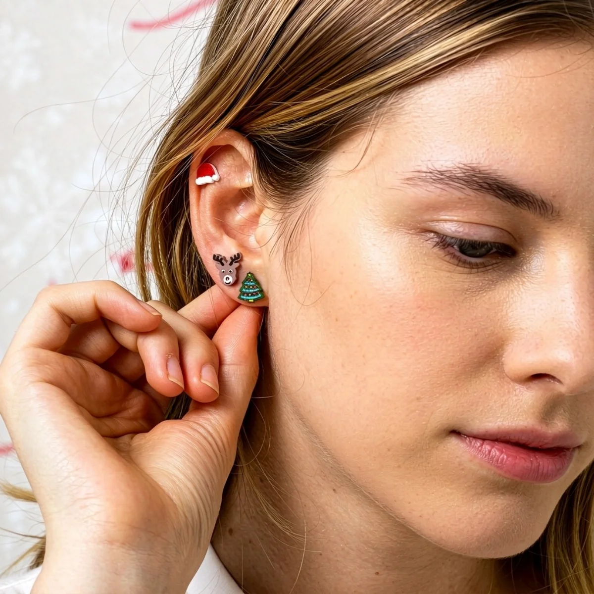 6 Paar/Set Kleine Niedliche Acryl-Weihnachtsbaum-Hirsch-Lebkuchen-Ohrstecker für Frauen Cartoon-Harz-Weihnachtsmütze-Elch-Ohrringe Schmuck – Detail 8