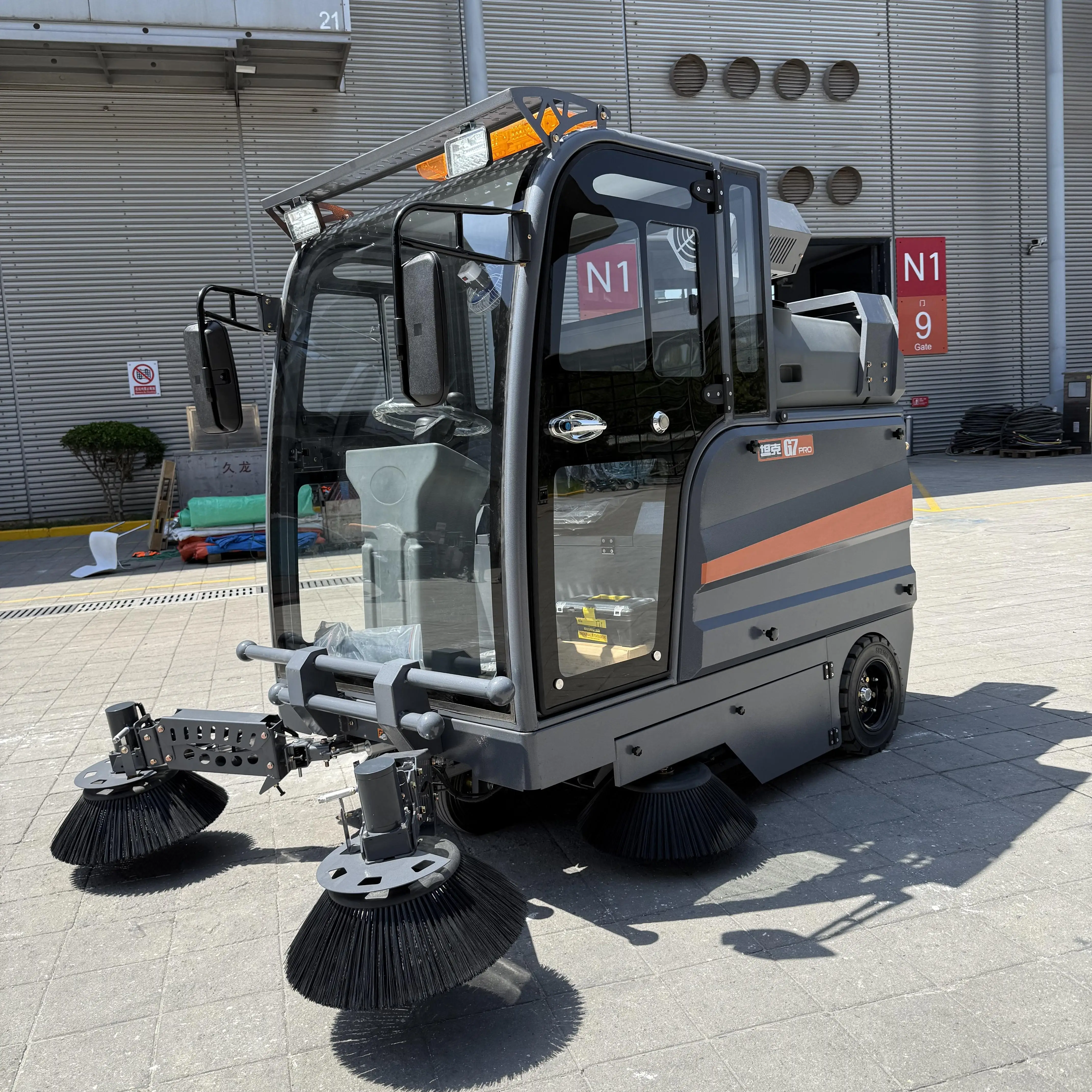Balayeuse électrique autoportée 48V pour routes d'usine et places publiques, état neuf, pour le polissage