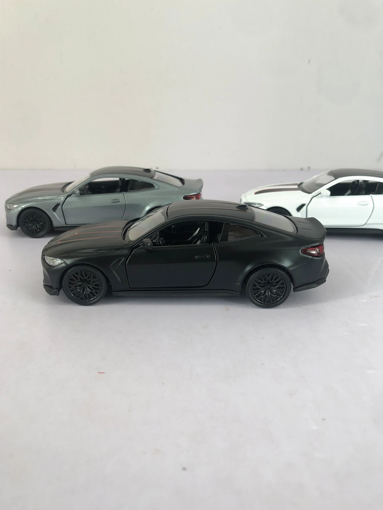 1:36 modelo de carro de brinquedo BMW M4 CSL, com exterior simulado e design de interior requintado. As portas podem ser abertas, presente infantil