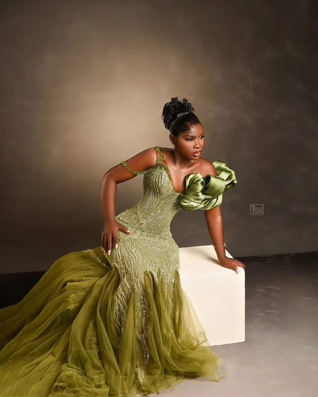 ชุดราตรีทรงเมอร์เมดแบบสั่งตัดพิเศษสำหรับสาวพลัสไซส์  ชุดราตรีงานพรอม คอวี ประดับลูกปัดและผ้าลูกไม้ ชุดออกงานทางการสำหรับงานเลี้ยงฉลองครั้งที่สอง สำหรับผู้หญิงผิวสี