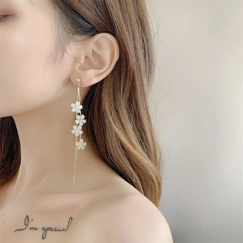 Fashion Long Tassel Petal Ear Clips Earrings No Hole Simple Long White Flower Clip on Earrings Without Piercing for Wedding