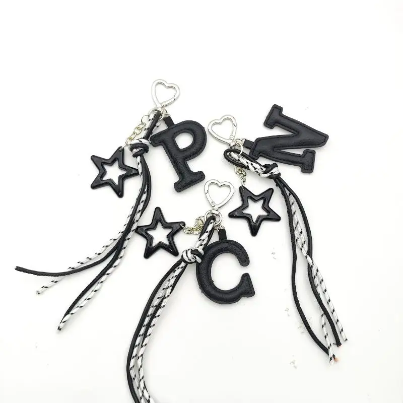 Schlüsselanhänger mit Initialen aus Kunstleder und Sternanhänger, geflochtene Quaste zur Dekoration von Rucksäcken, Handtaschen oder als personalisiertes Geschenk. – Detail 3