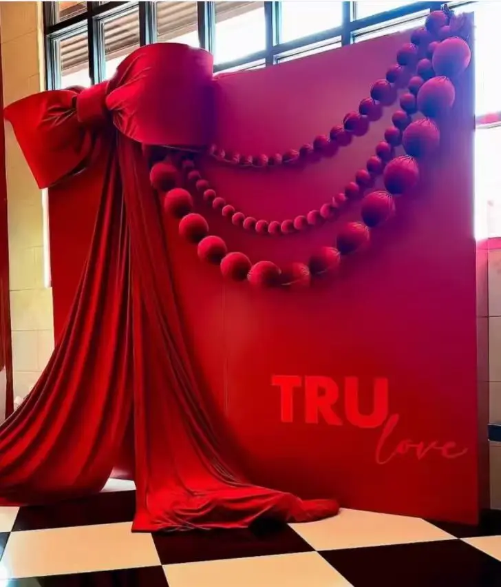 

Showcase Decorations Giant Red Velvet Bow And Fabric Ball Strings for Wedding Dress Store Background Walls Props Birthday Props