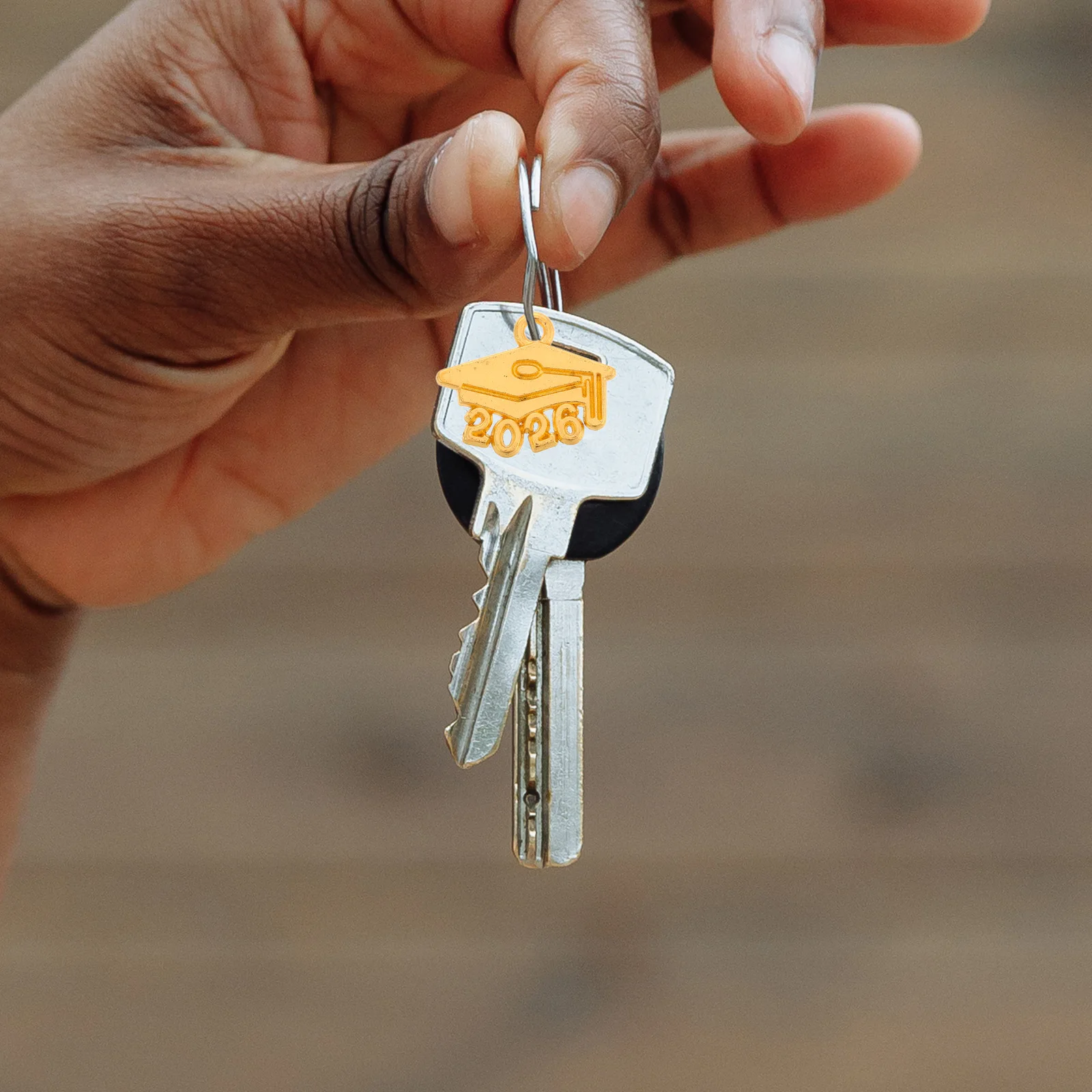 Breloques en alliage pour casquette de remise de diplôme, 100 pièces, Mini pendentif pompon, porte-clés 2026, décoration pour cadeaux de fête de remise de diplôme, bijoux artisanaux