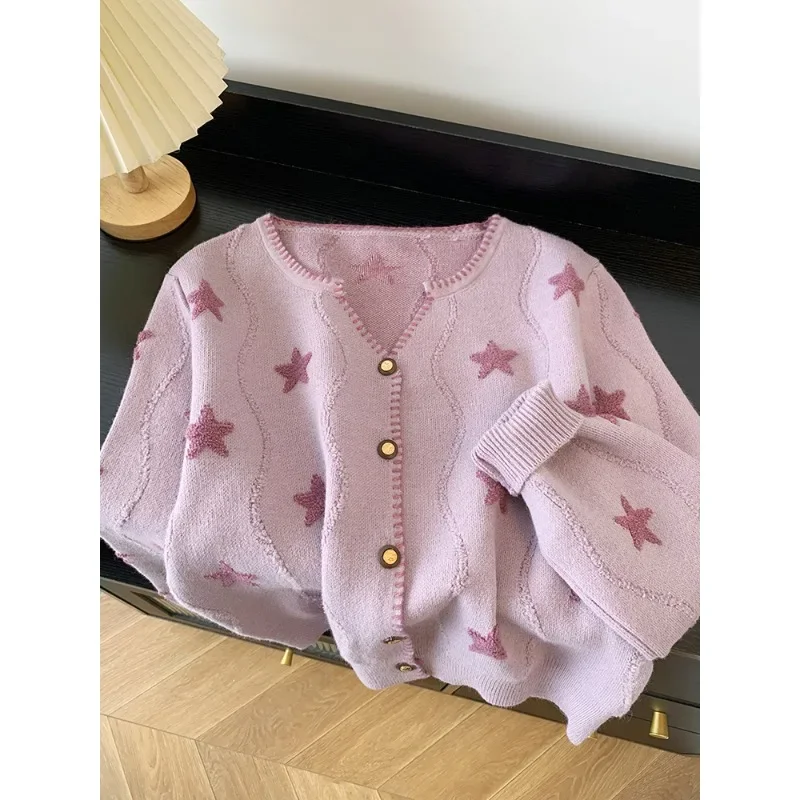 เสื้อสเวตเตอร์ผู้หญิงลายดาวห้าแฉกแบบฝรั่งเศส ผ้าถัก คอวี แขนยาว ทรงหลวม สวมใส่สบาย เหมาะสำหรับฤดูใบไม้ผลิและฤดูใบไม้ร่วง ดีไซน์หรูหรา ติดกระดุมแถวเดียว