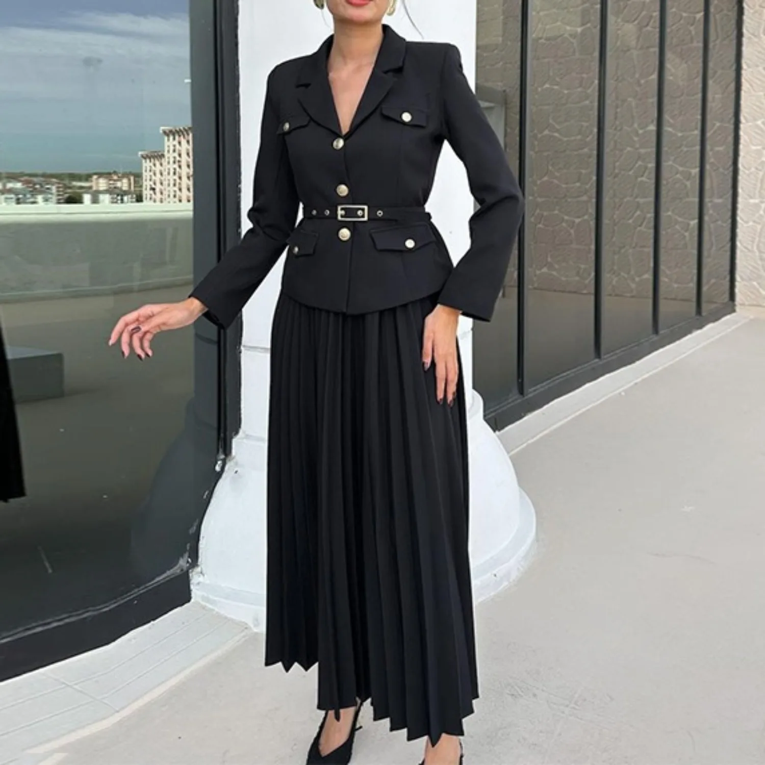 

Черные комплекты из двух предметов. Женская уличная одежда. Элегантные топы с длинными рукавами и плиссированные юбки. Женский комплект с винтажной юбкой для подиума.