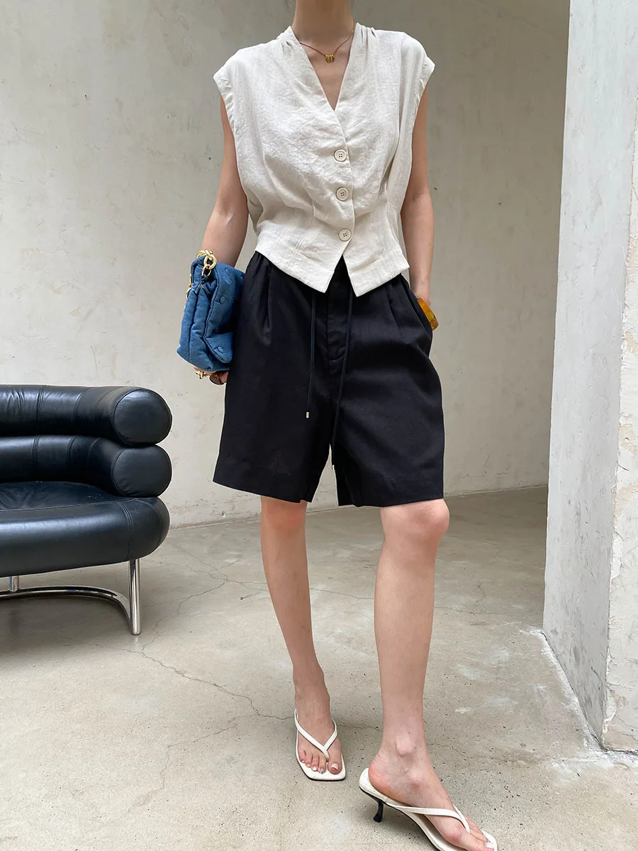 Sommerliche Damen-Weste in unifarbenem, lässigem Design mit Schultertasche, plissiertem V-Ausschnitt und ärmellosem Schnitt. – Detail 10