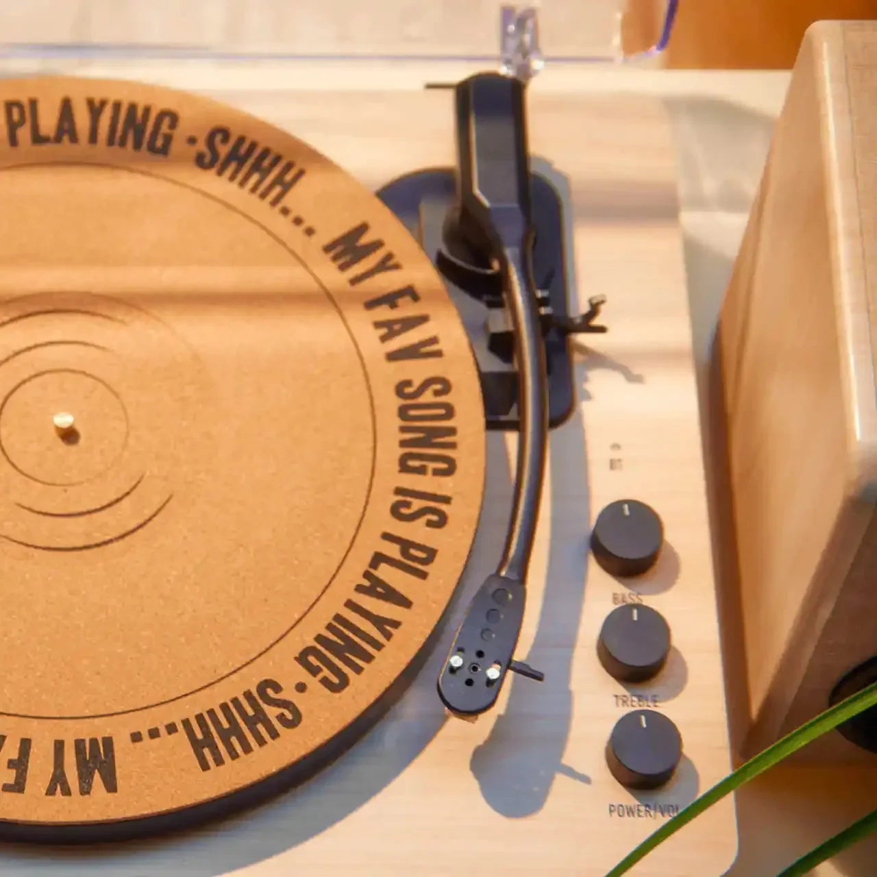 2026 مشغل قرص دوار خشبي محمول يعمل بالبلوتوث 3 سرعات مشغل قرص دوار مع مكبرات صوت