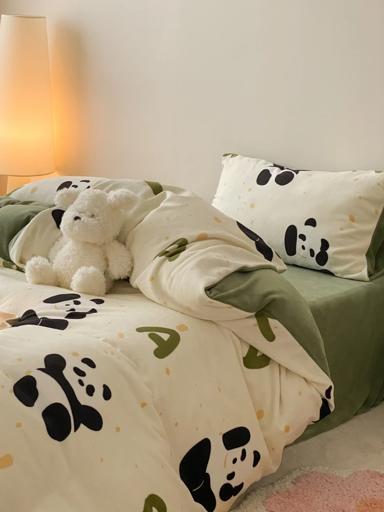 

Утепленный двусторонний комплект постельного белья из молочного вельвета с мультяшной пандой, осенне-зимняя теплая коллекция