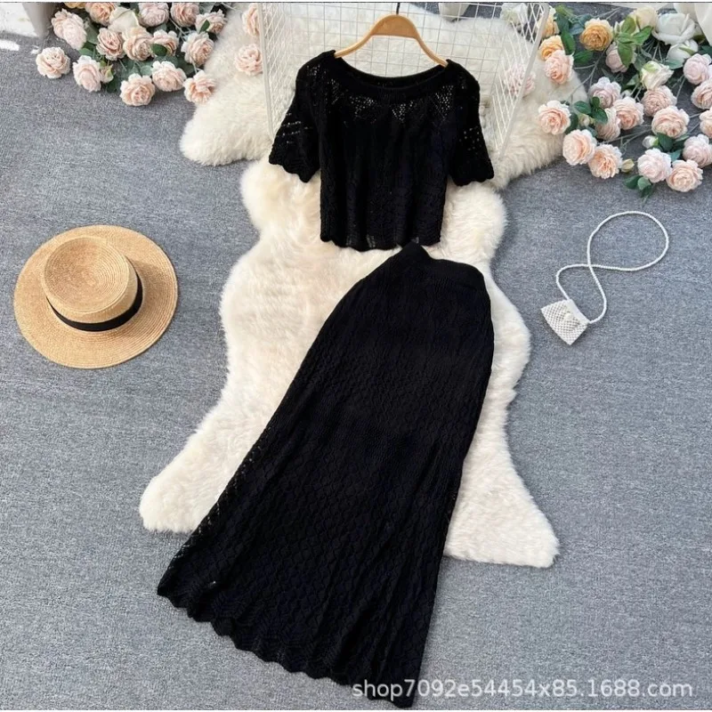 속이 빈 후크와 피쉬테일 스커트가 있는 한국 인스타그램 스타일의 레이스 반팔 세트 드레스입니다. 이 투피스 세트가 트렌디합니다