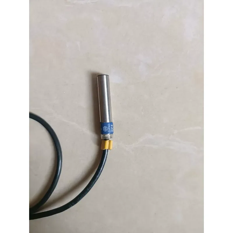 Second-hand: XS1L06PA340 proximity switch, eight second-hand disassembly machines, physical shooting