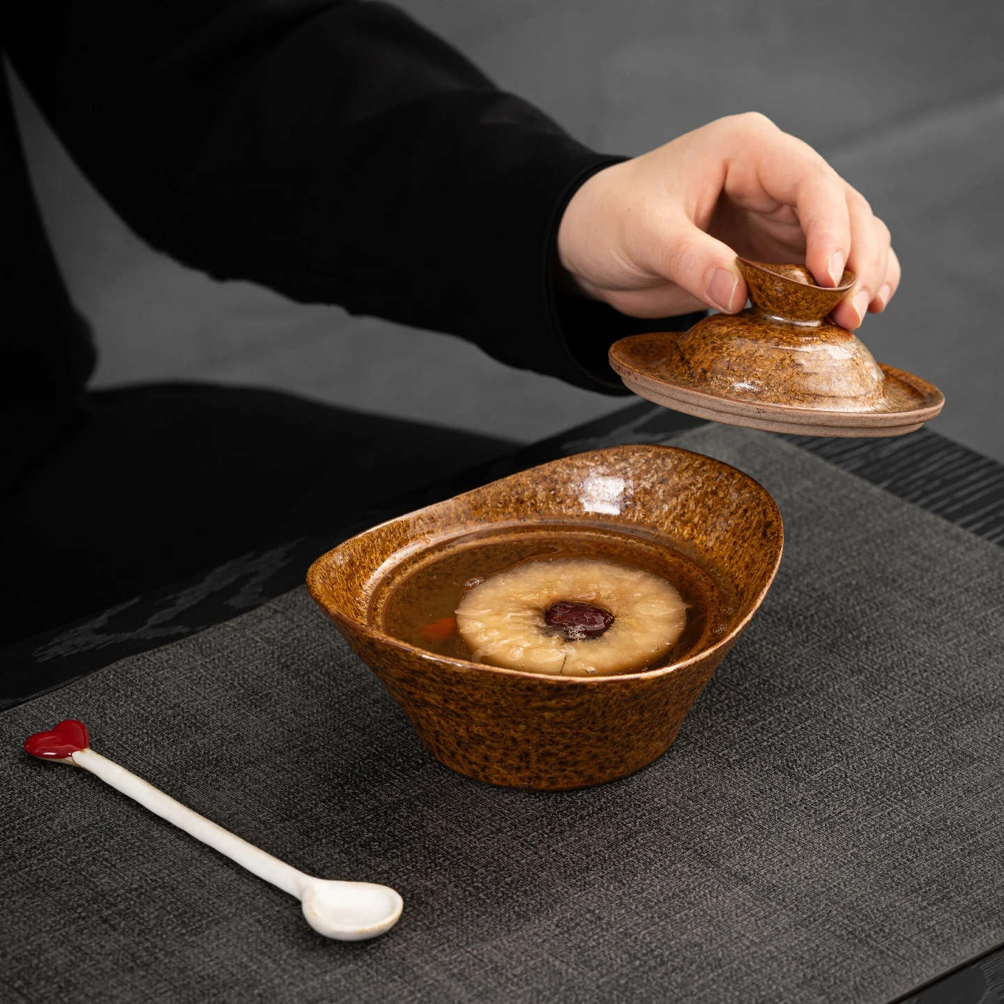 

Creative Ceramic Stew Pot Household Steamer Pot with Lid Stew Custard Bowl Soup Pot Retro Steamed Egg Soup Bird's Nest Bowls