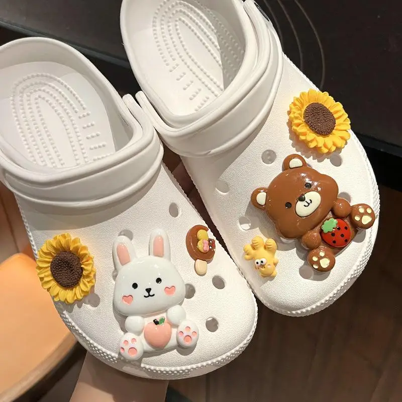 MINISO الكرتون الدب الصغير أرنب صغير الأحذية السحر DIY 3D ستيريو حذاء زهرة أبازيم الزخرفية انفصال الأطفال هدية