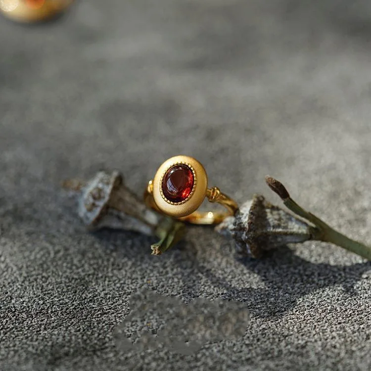

Japanese Romantic "Red Bean Ding" Deep Red Garnet Gold-plated Retro Ring Elegant Fashion Temperament Ring