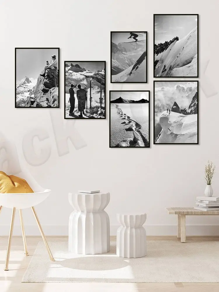 Piste de ski, femme du ski dans la vallée, grimpeur dans les alpes françaises, skieur rétro, leçons de ski, affiche d'art photo noir et blanc,