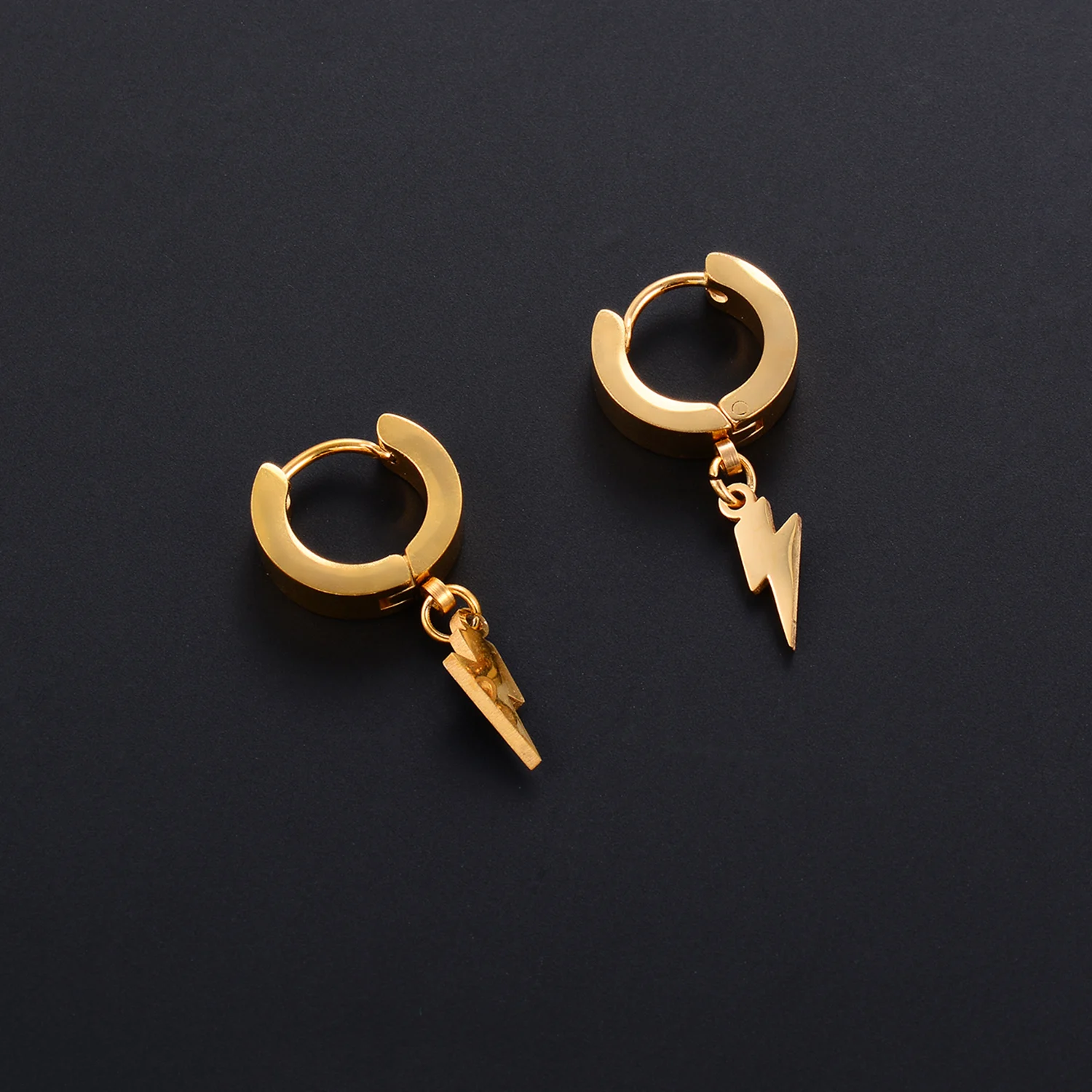 1 Paar Lightning-Anhänger Punk Edelstahl Ohrstecker Schwarzes Ohrring-Set Hip-Hop Piercing Ohrschmuck für Männer und Frauen – Detail 6