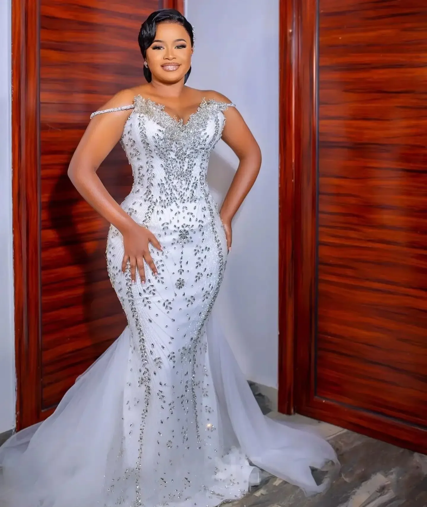 Maßgeschneiderte Brautkleider mit Kristallen, schulterfrei, Meerjungfrau-Brautkleider, ärmellos, maßgeschneidertes Prinzessin-Brautkleid mit Sweep-Zug