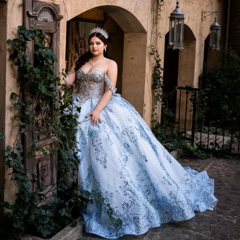 光沢のある青いキンセアニェーラドレス、クリスタルグリッターデカール、ロングテール、ボウレース、ボウ、ベスティドス・デ・15、キンセアニェーラ ﻿ カスタマイズ