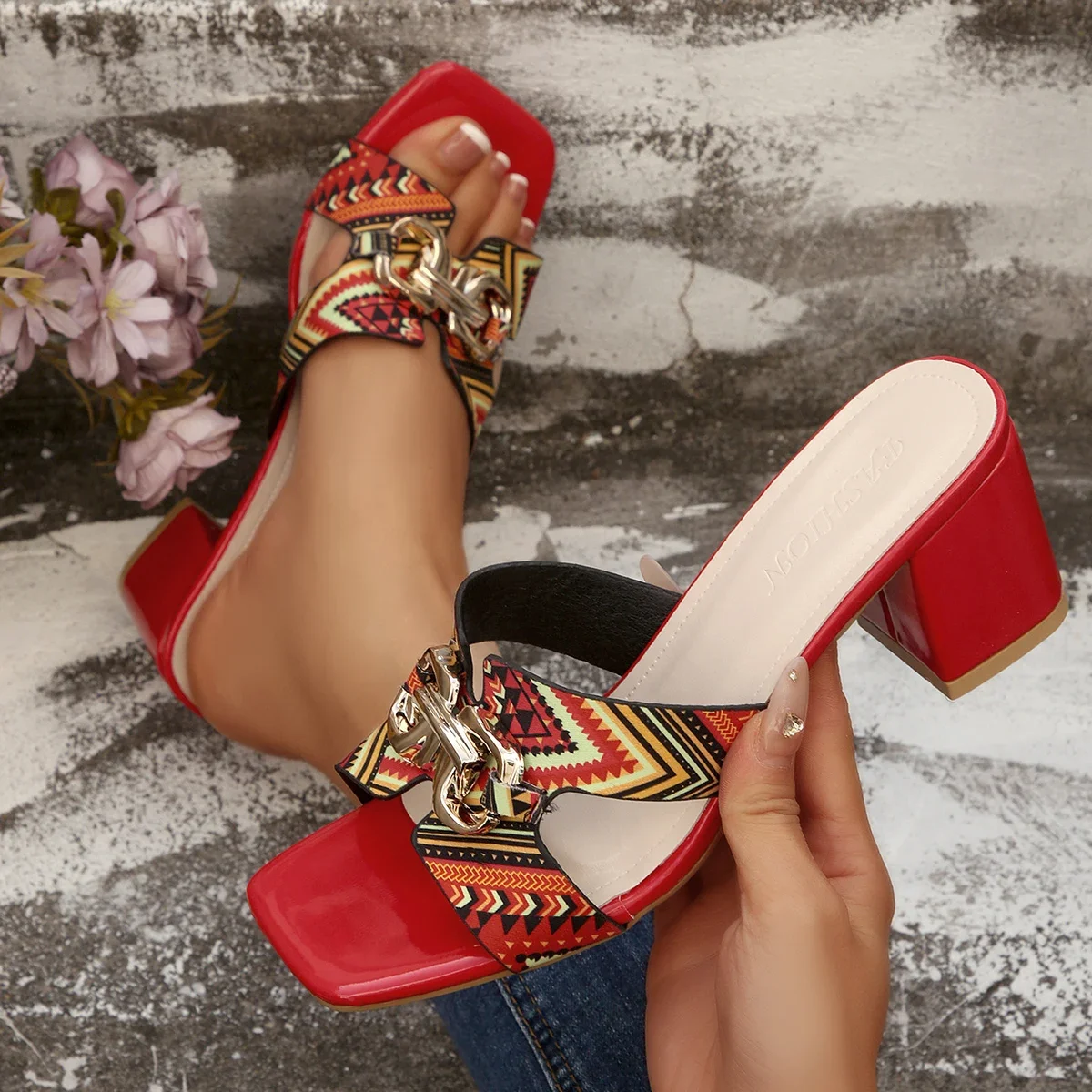 بالإضافة إلى حجم النساء الصنادل عالية الكعب في الهواء الطلق أحذية مصممين مسطحة النساء ‌   صنادل يومية لصيف 2025 بمقدمة مدببة ومزخرفة بالمعدن