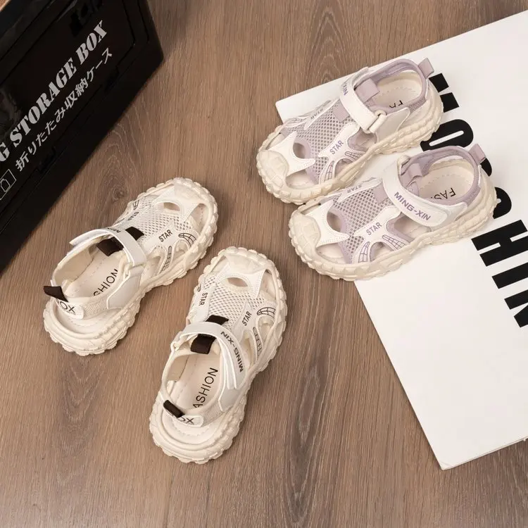 

Новинка 2023 года, детские сандалии, летние сетчатые дышащие модные спортивные сандалии для девочек, нескользящие детские школьные баскетбольные кроссовки с вырезами