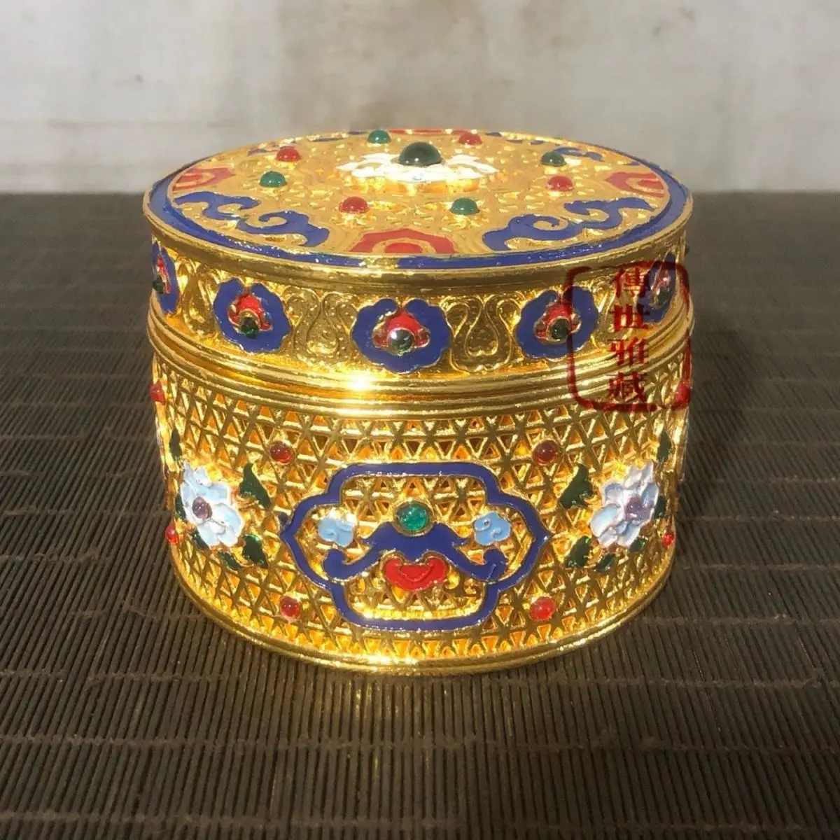 The Qing Dynasty court's exquisite collection box contains a copper gilded hollow inlaid gemstone treasure box