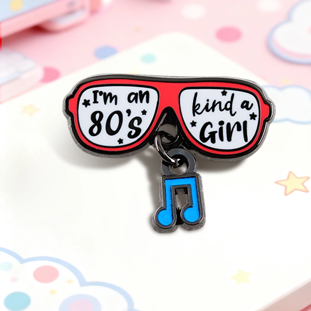 Ich bin ein 80er-Jungen-Sonnenbrillen-Emaille-Anstecker, süßer blauer Musiknoten-Anhänger, Abzeichen, 80er-Retro-Ästhetik-Schmuck, Accessoire, Geschenk – Detail 5