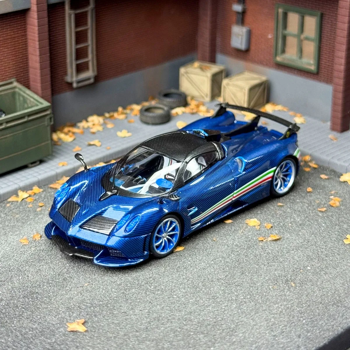 

CM Model 1:64 Pagani Huayra Tricolor Flag Alloy Car Model