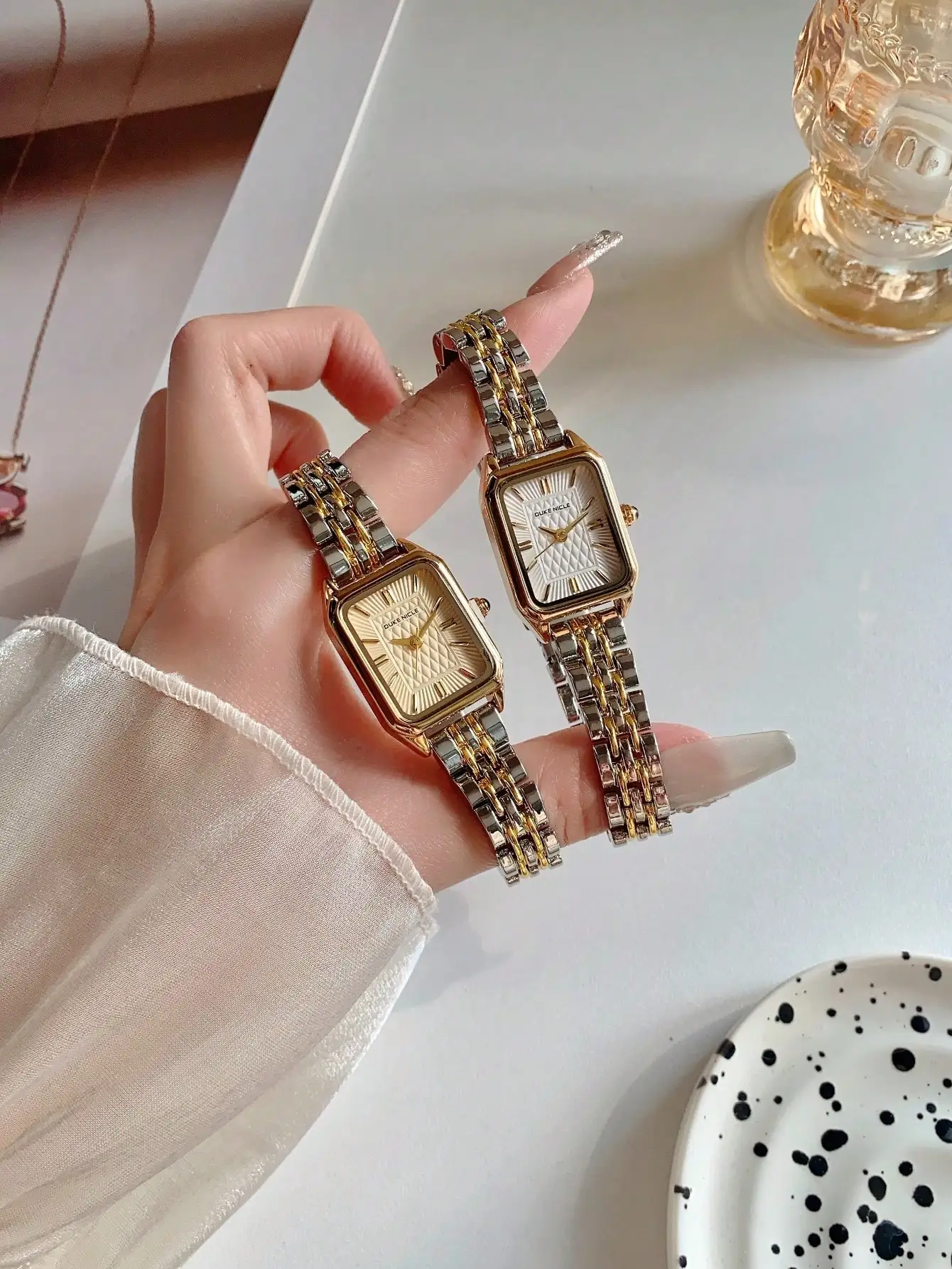 

Женские прямоугольные двухцветные кварцевые часы из нержавеющей стали с геометрическим циферблатом