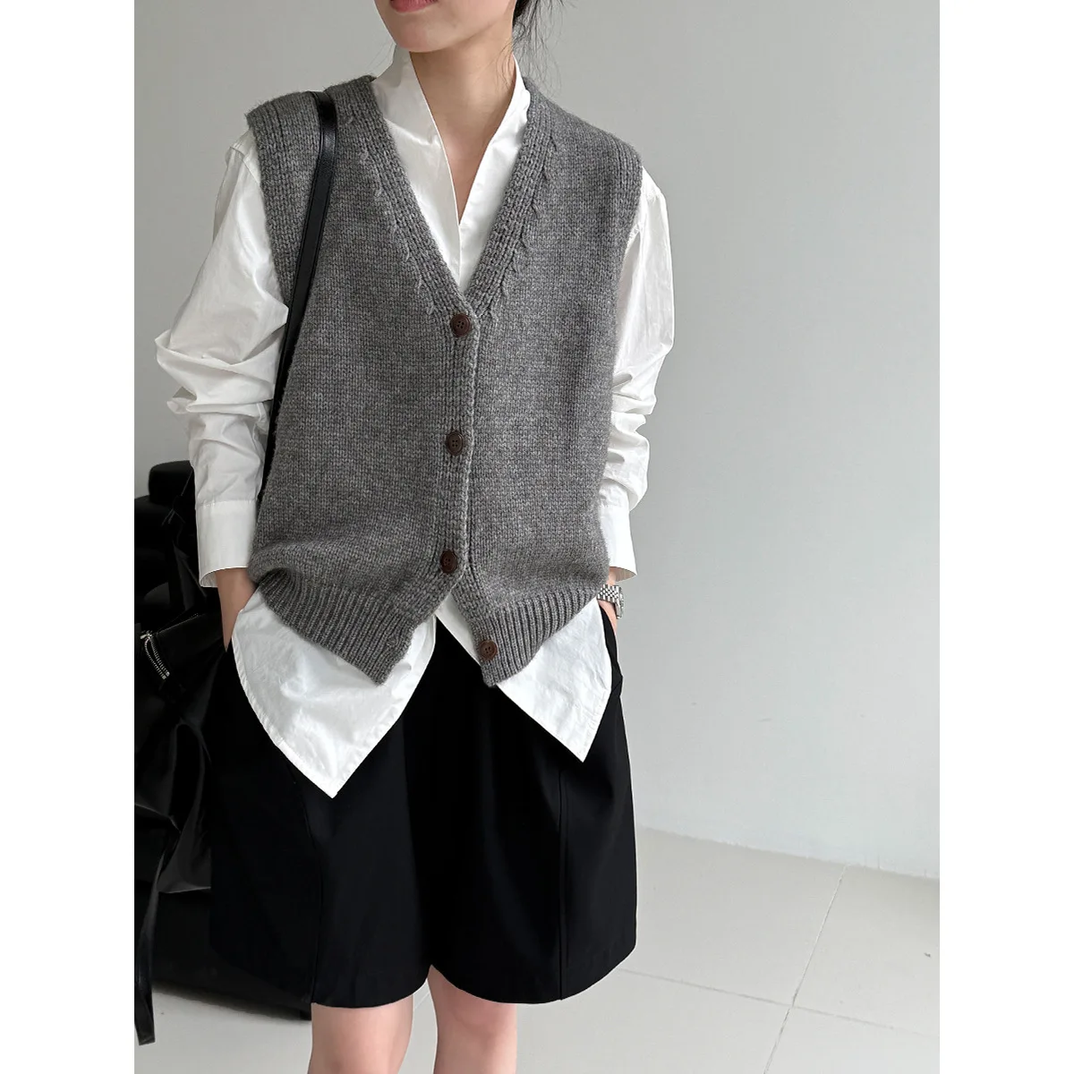 

French Knit V-neck Cardigan Layered Vest 2025 Autumn New Sleeveless Shoulder Vest