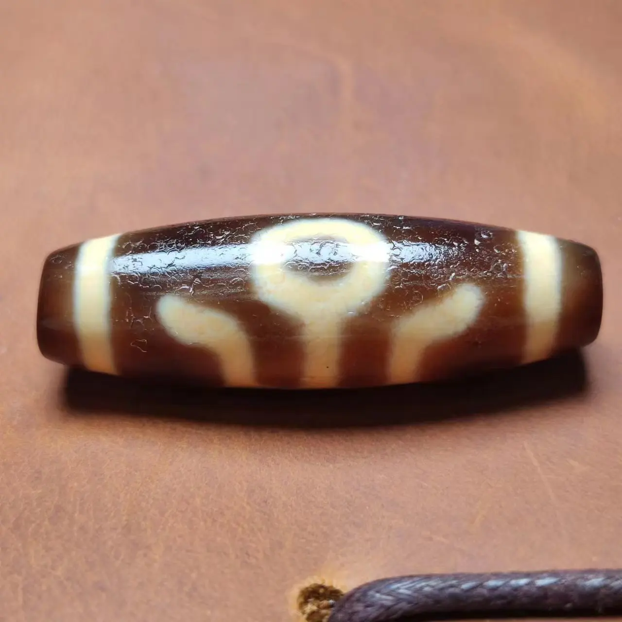 

1pcs/lot natural noble pattern old agate dzi Rare brown coffee color Weathered horseshoe lines Retro Ethnography Accessories