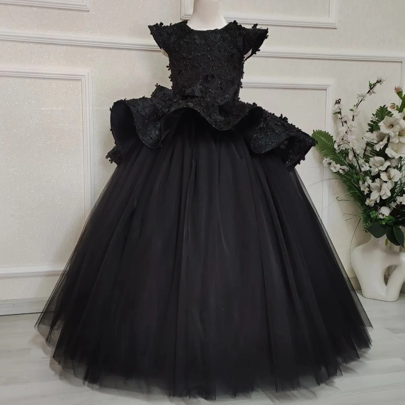 

Black Flower Girl Dresse Appliqued Beads Sweep Train Kids Birthday Party Pageant Gowns Tiered Children Wedding Guest Dresses