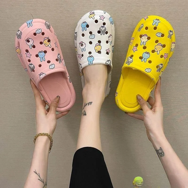 

2026 New Women's Hole Shoe Trendy Thick Bottom Headed Beach Sandals Outdoor Anti-slip Nurse Fashion Slippers Summer Beach Shoes