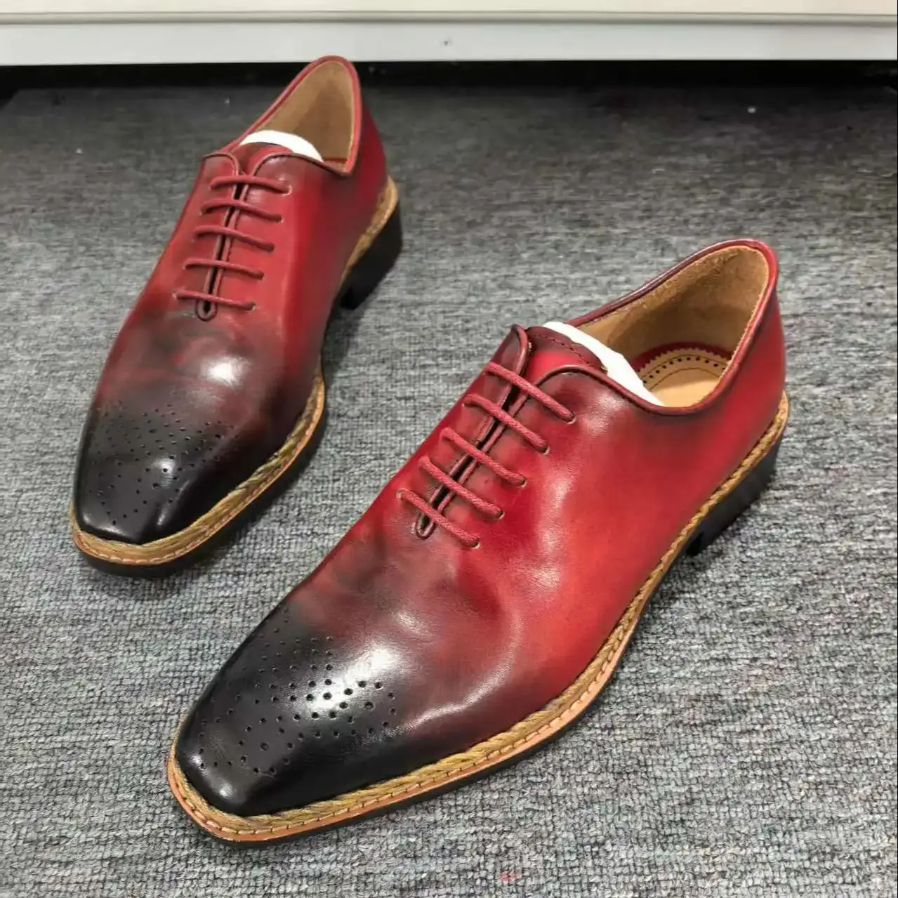

Маленький деловой костюм на шнуровке с квадратным носком, Zapatos Para, офисные туфли на массивном низком каблуке, красные, черные лоскутные цвета, кожаные мужские туфли-броги