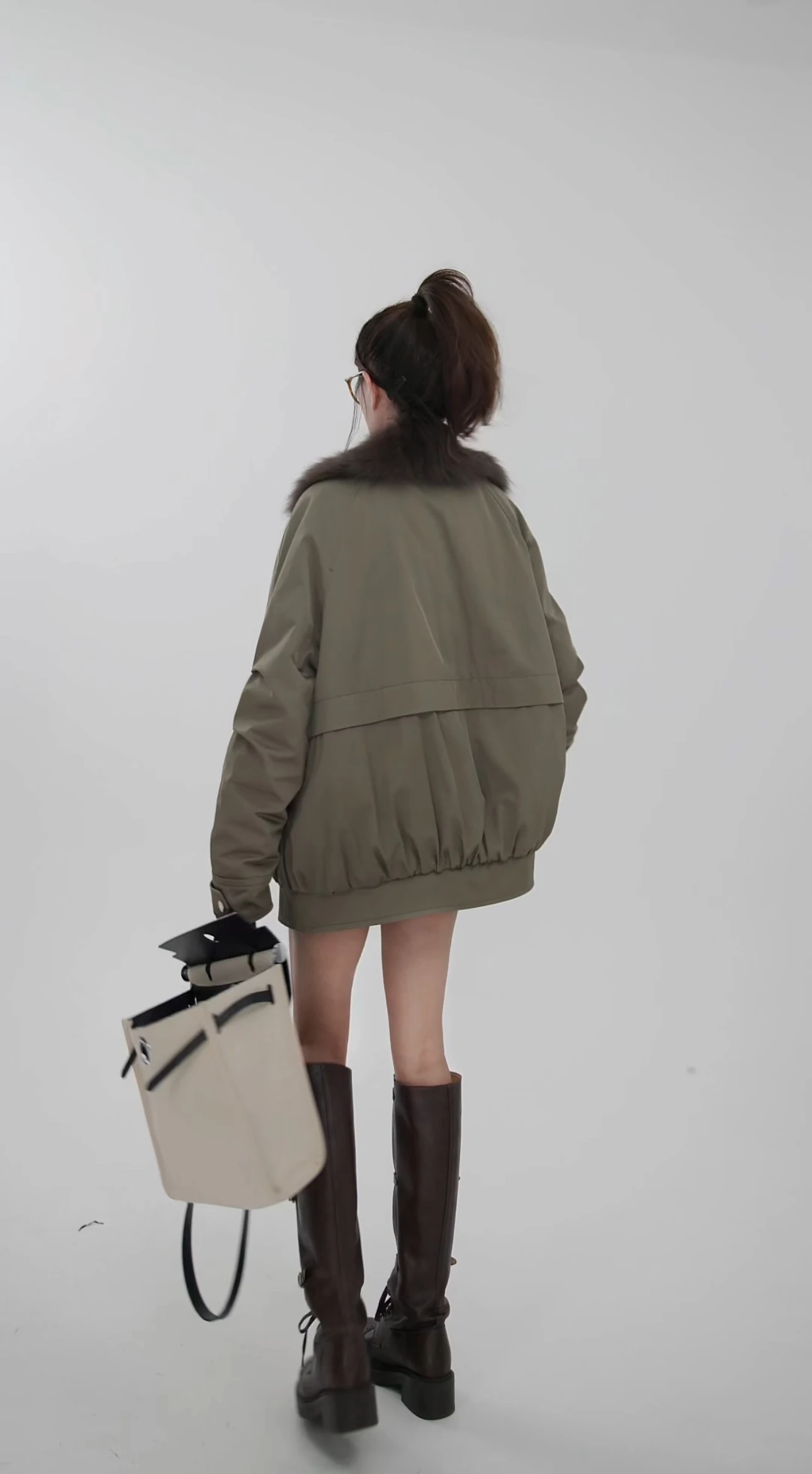 Abrigo de longitud media de piel de ganso con cuello de piel de zorro Original del diseñador