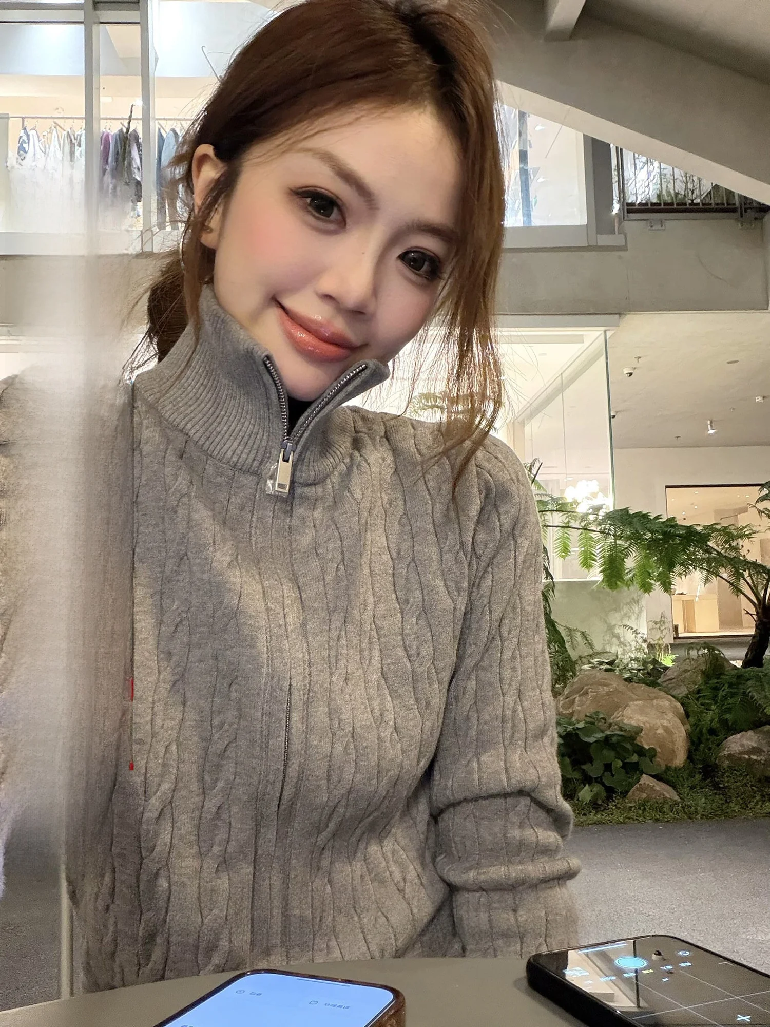 

Женский приталенный вязаный свитер с воротником-стойкой, узором «косы» и двойной молнией на плече, кардиган в стиле «Old Money»