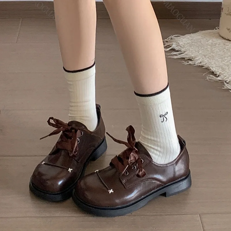 Zapatos de mujer de cuero para primavera y otoño, mocasines de tacón bajo marrón y negro, zapatos planos Retro con cordones y punta redonda para mujer, zapatos individuales