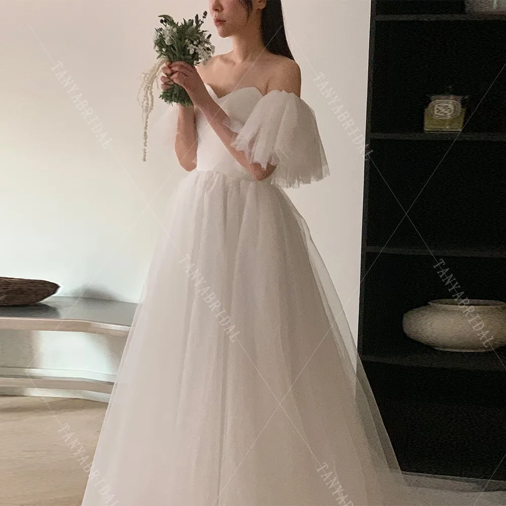 Customized Sweetheart Neck Tulle Wedding Dress With Detachable Short Sleeves Elegant A Line Sweep Train Bridal Photoshoot Dress