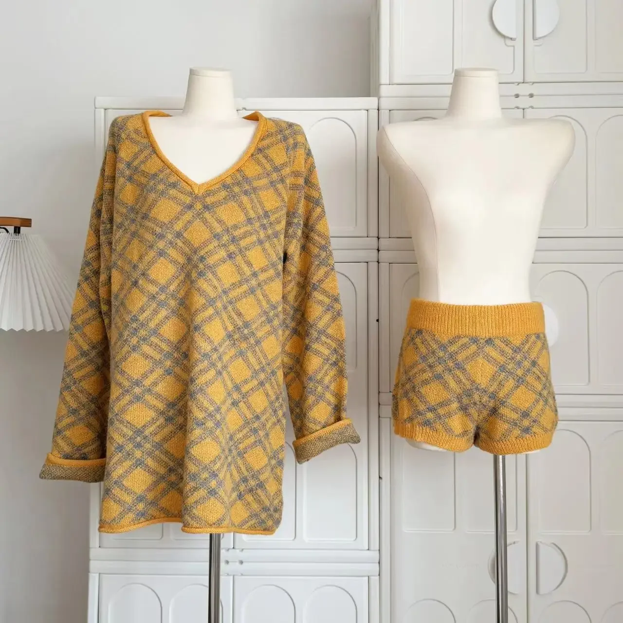 Maglione pullover in cashmere allentato con scollo a V da donna + pantaloncini lavorati a maglia Set da 2 pezzi Abiti 335P Abito con stampa scozzese di nuova moda autunnale