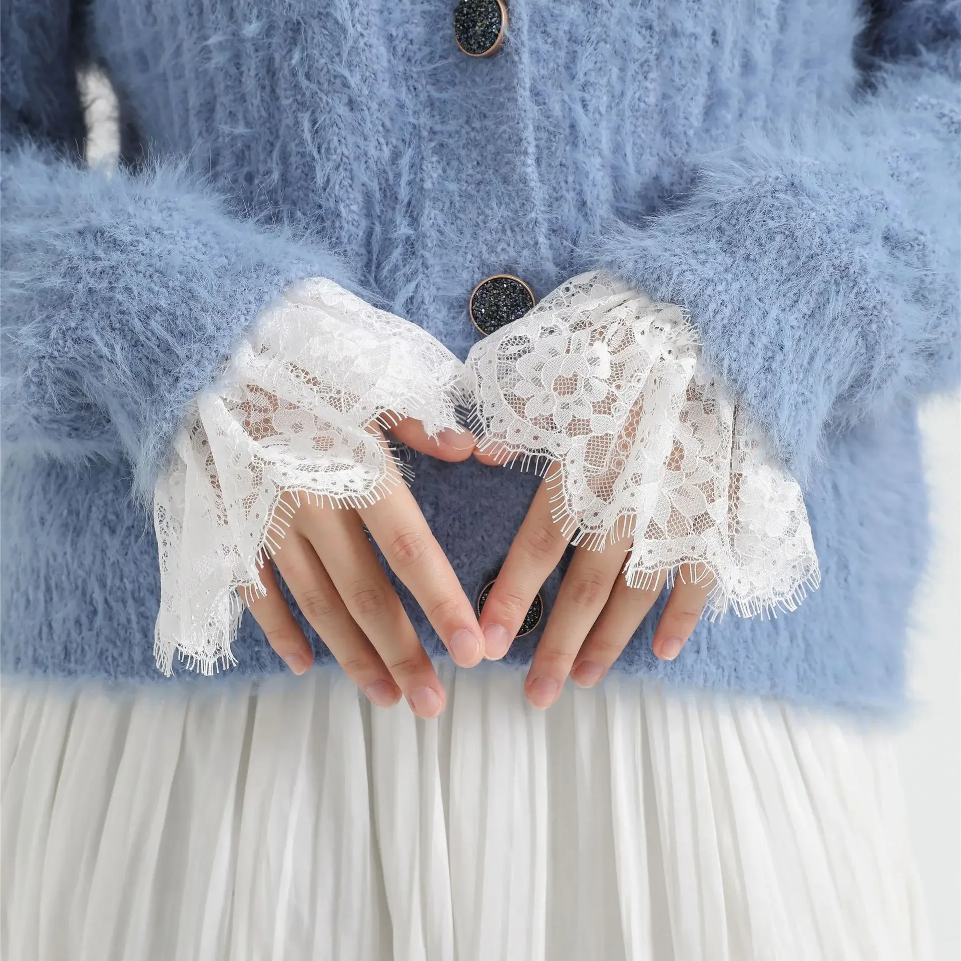 Fashion White Detachable Cuffs for Women Lace Fake Sleeve Cuffs Floral Pleated Embroidery Flare False Cuffs Extension Wristband