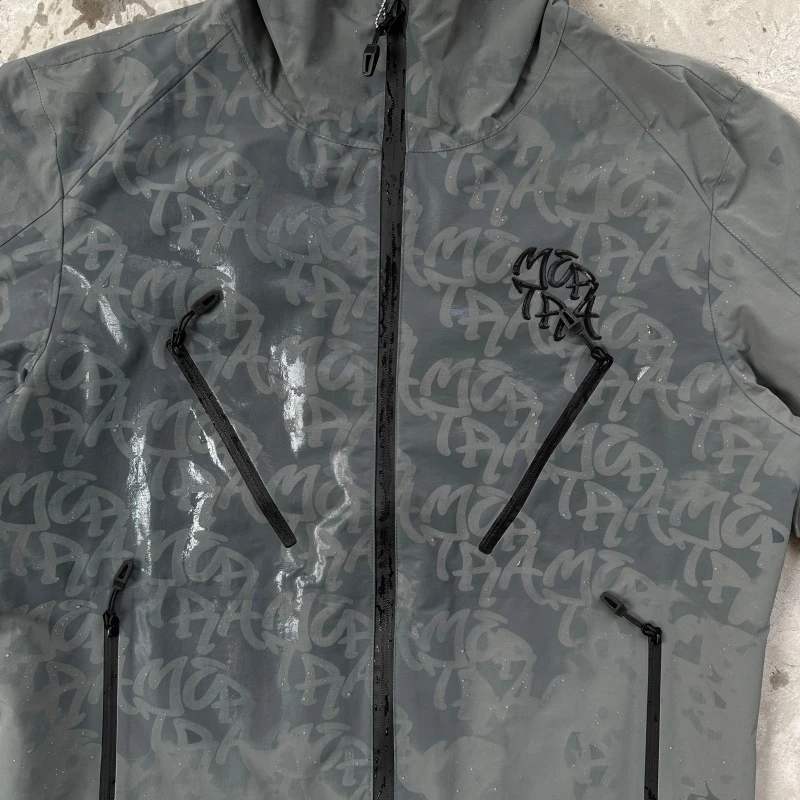 معطف واق من المطر أنيق على طراز الشارع من Mertra للرجال والنساء بأكمام طويلة مع قلنسوة للاستخدام الخارجي "عندما مبللًا، سيظهر الشعار"