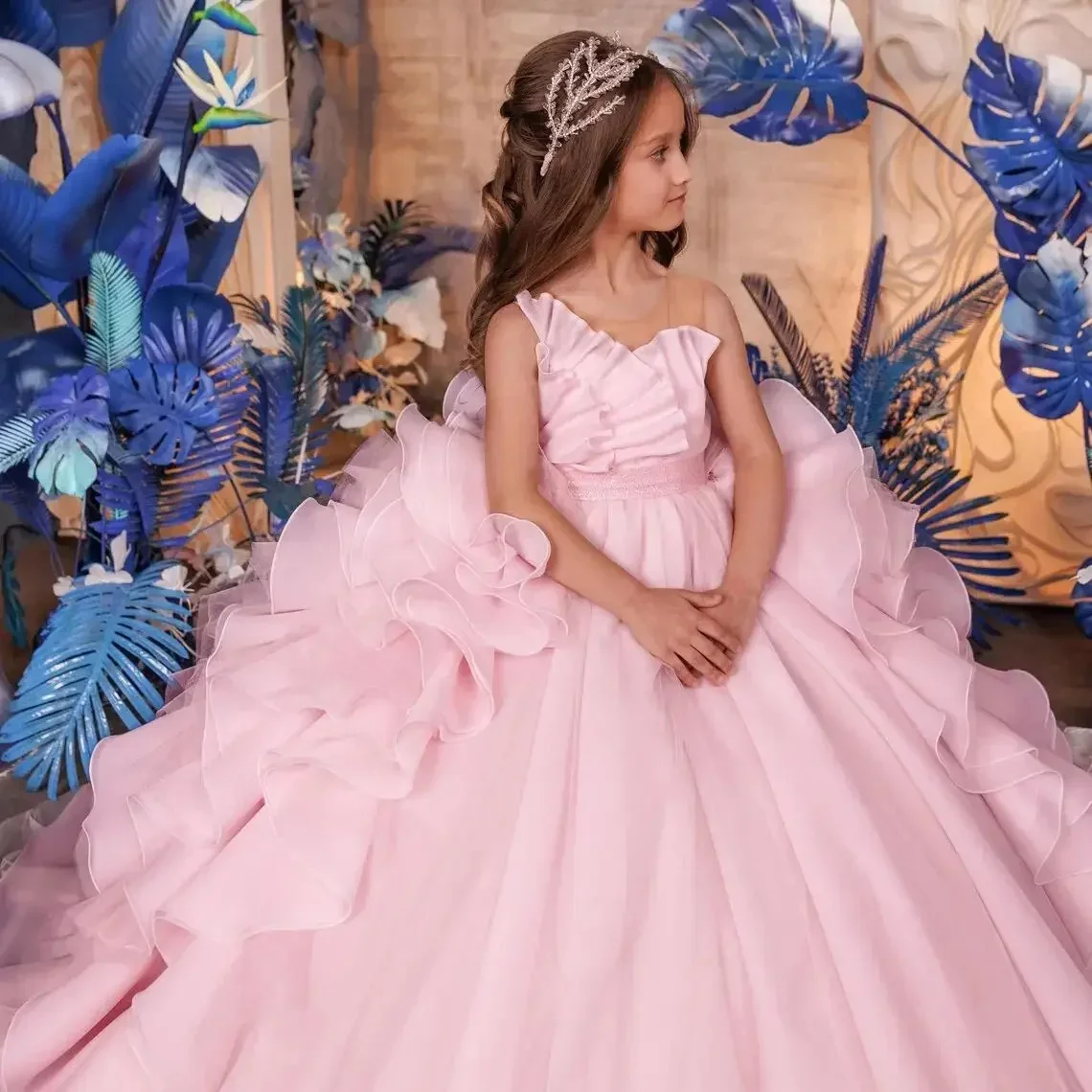 Gaun Gadis Bunga Merah Muda Blush untuk Pernikahan Ruffles Berjenjang Mutiara Elegan Anak-anak Komuni Pertama Gaun Pesta Quinceanera Disesuaikan