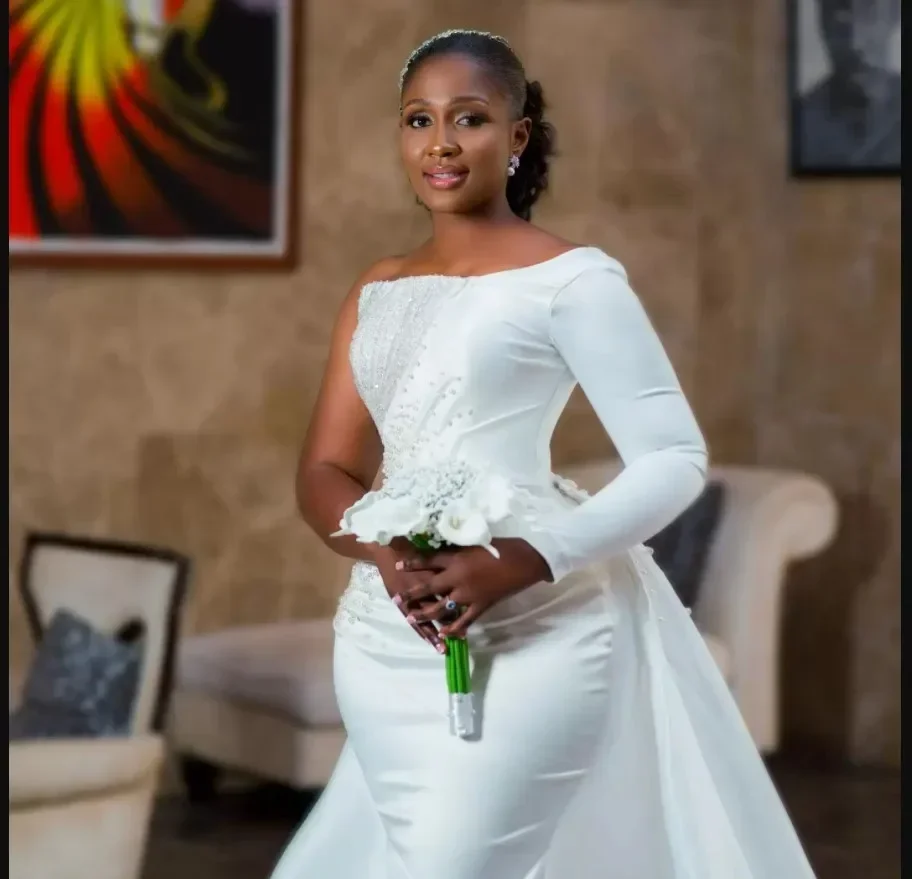 Maßgeschneiderte, erstaunliche lange afrikanische Brautkleider aus Satin mit einer Schulter, abnehmbarer Schleppe, handgefertigte Perlen, schwarze Damen-Brautkleider