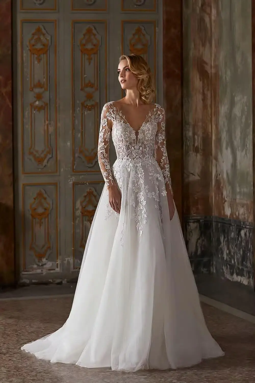 

Luxurious Beading Wedding Dresses Lace Appliques Tulle Backless Beach Bride Gown