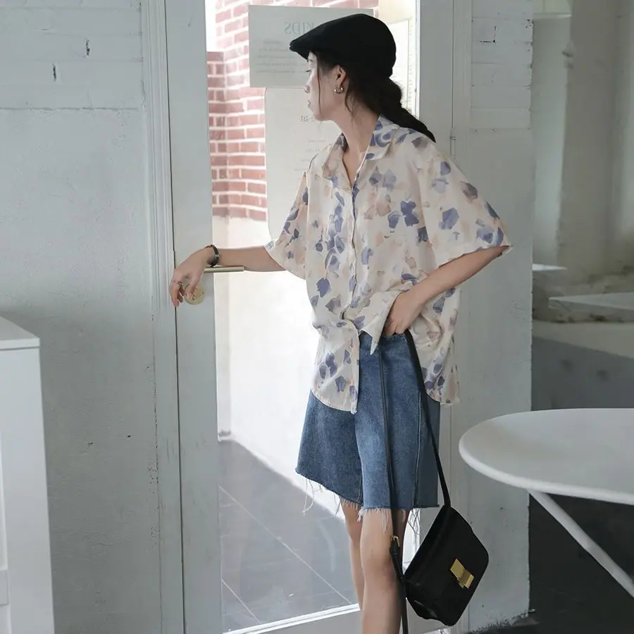 Camisas de manga curta das mulheres estilo rua artístico graffiti impressão blusa chique botão acima casual moderno minimalista elegante verão