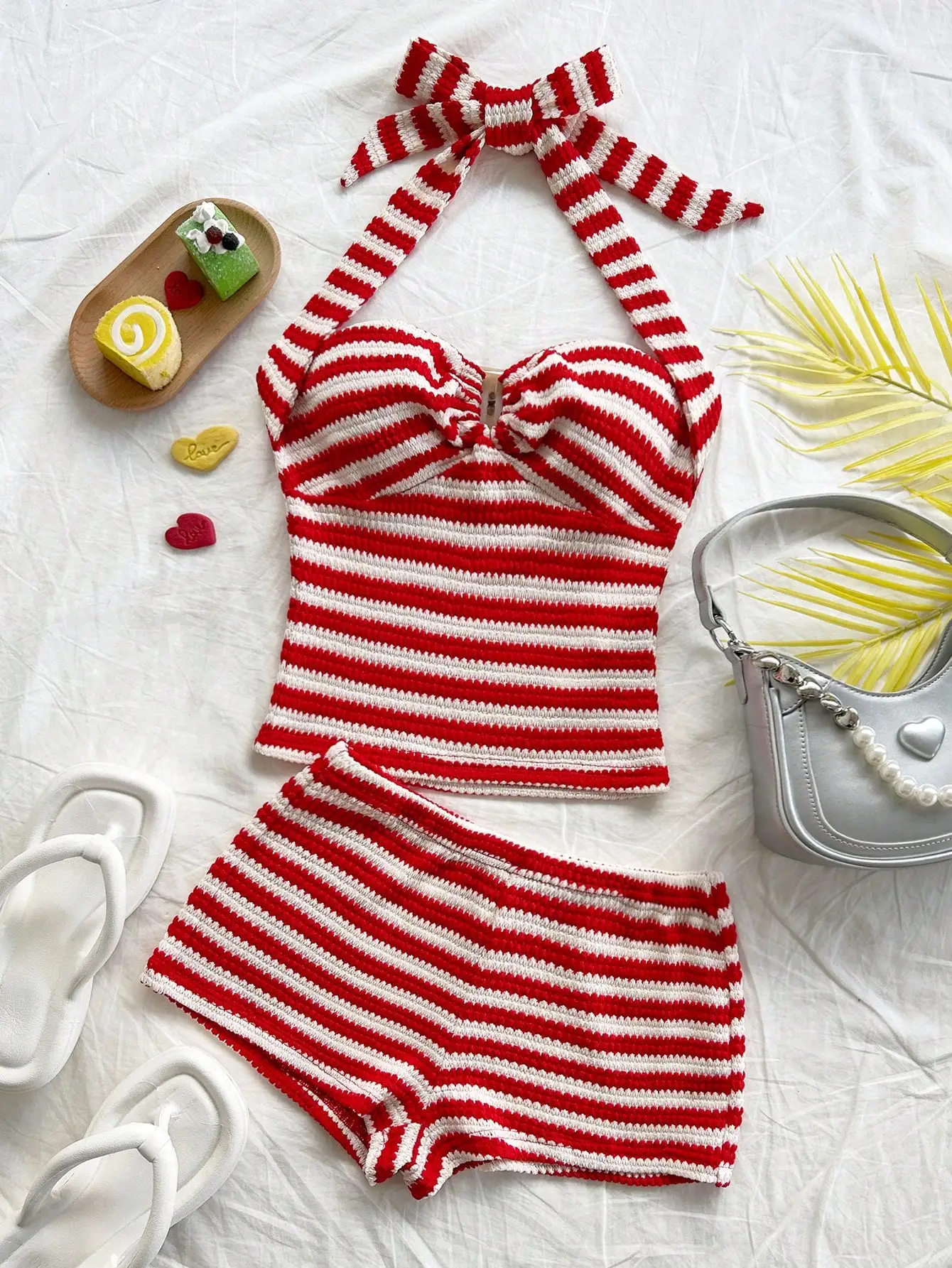 

Красно-белый полосатый комплект из топа-халтера и шорт для летнего пляжного фестиваля