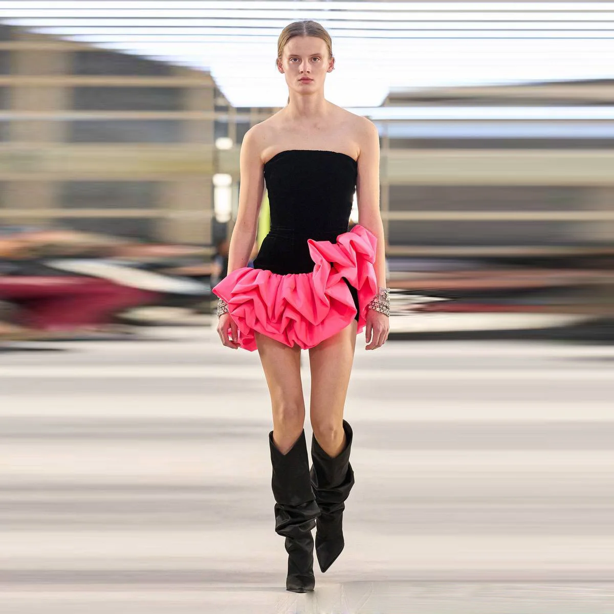 

Chic Off Shoulder Prom Gowns New Design Short Party Dresses vestido de curto Black Pink Prom Dresses Pleated Bottom Sexy