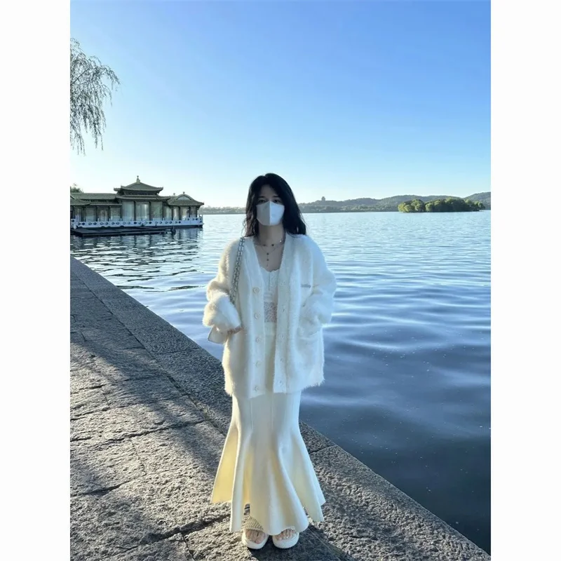 2025 ใหม่สีขาว faux Mink FUR เสื้อสเวตเตอร์ถัก,สไตล์วิทยาลัยผู้หญิงฤดูใบไม้ผลิและฤดูใบไม้ร่วงขี้เกียจหลวม V คอถักเสื้อ