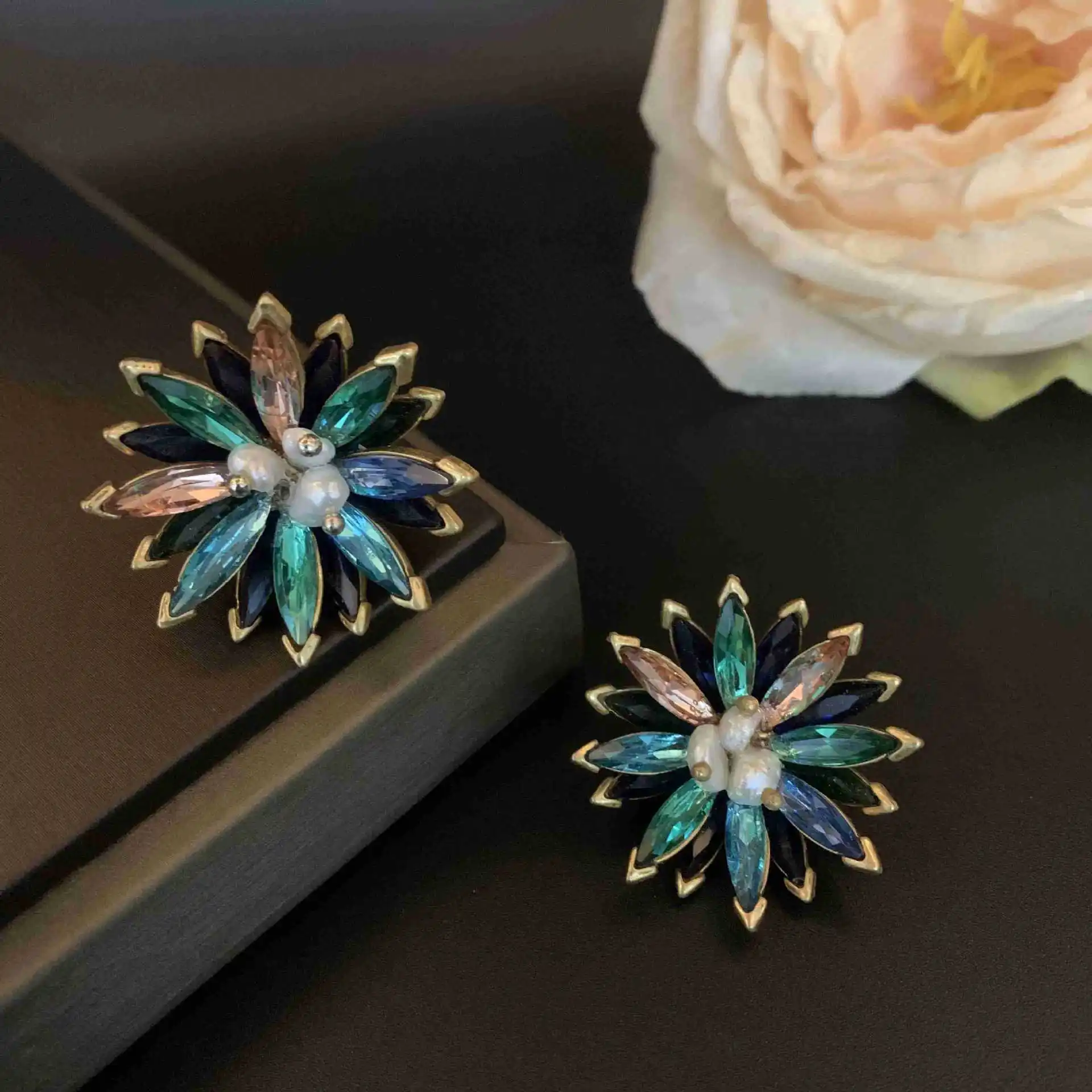 

NISHIZAWA Second-hand Colorful Rhinestone Daisy Ear Clips Retro Spring Double-layer Three-dimensional Pearl Earrings
