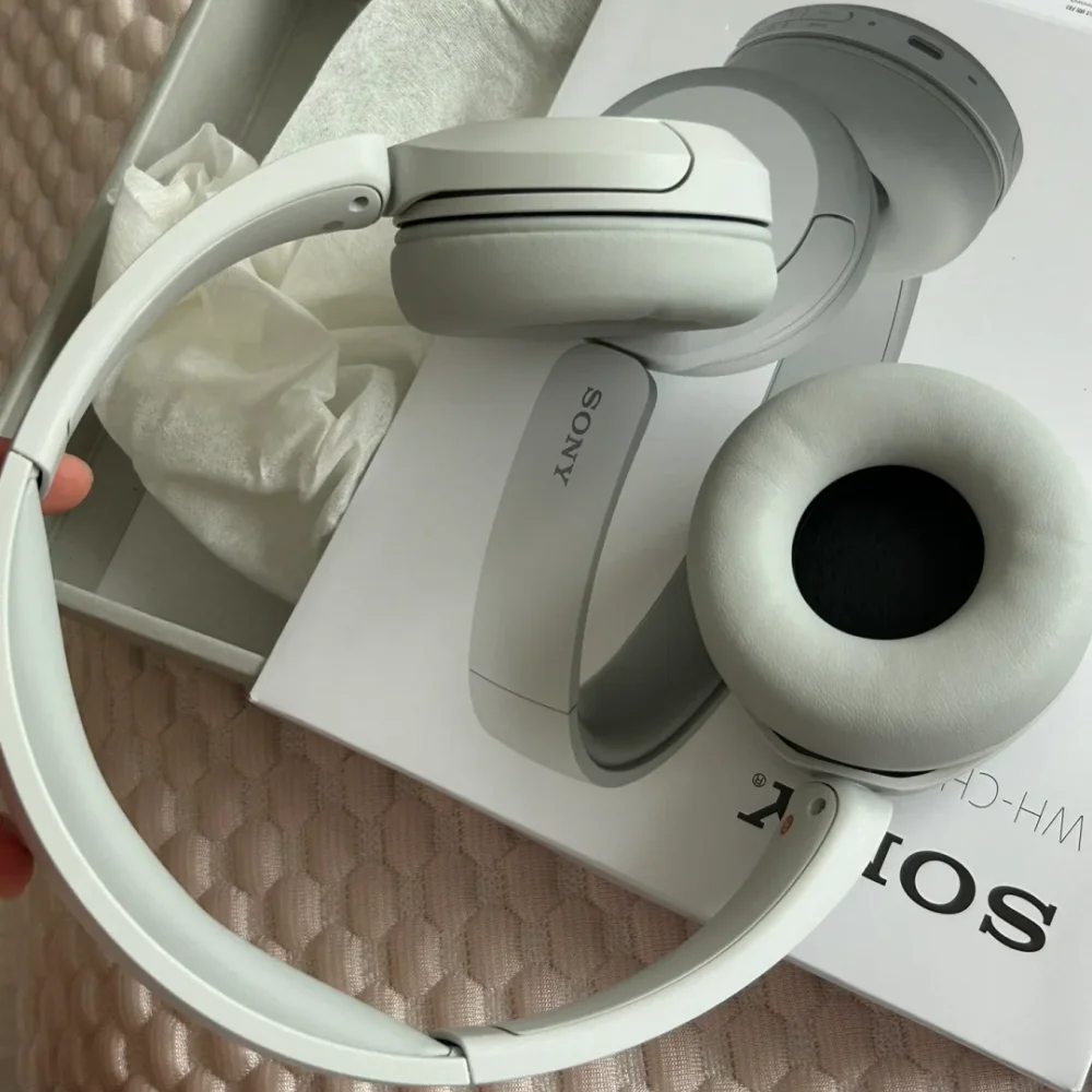 

​ Беспроводные накладные наушники Sony wh-ch520 с Bluetooth 5.2, встроенным микрофоном, временем работы до 50 часов, быстрой зарядкой. ​