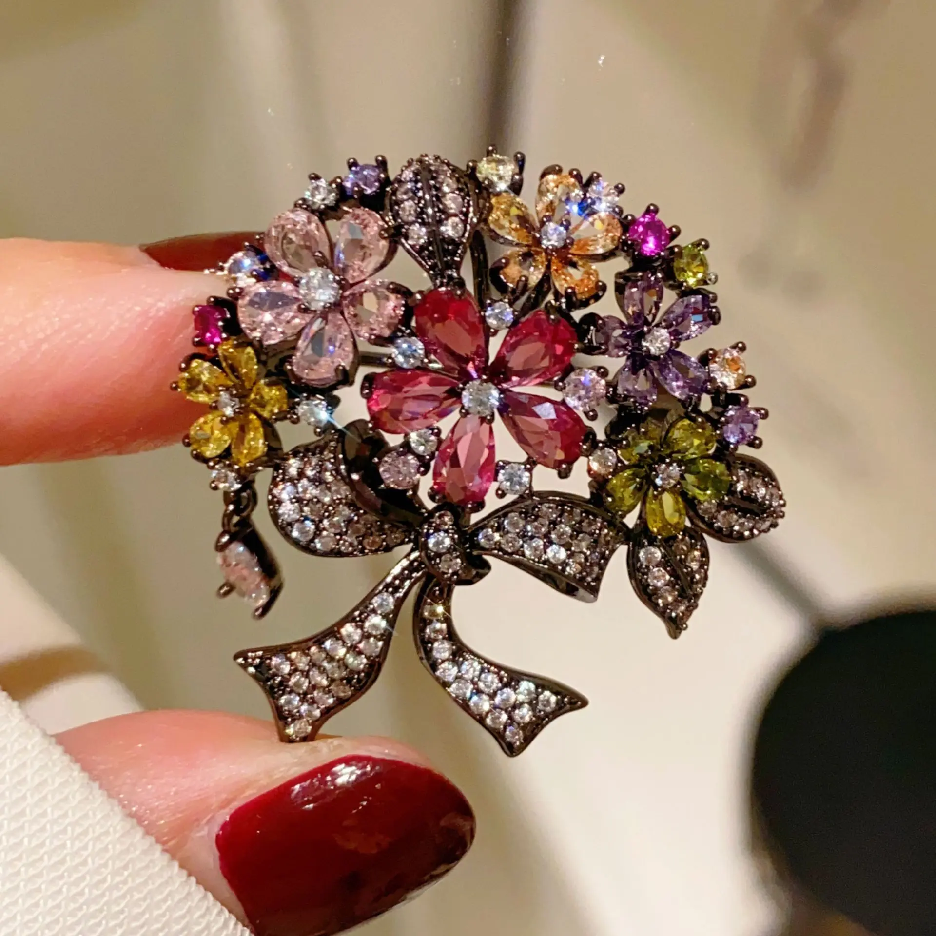 Elegant French Romantic Ladies' Brooch Delicate Zircon Micro-Inlaid Bouquet Handheld Flower Corsage Temperament Pin Accessory